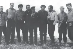 Uczestnicy pierwszej polskiej wyprawy na Spitsbergen z 1934 r. Spitsbergen 1934. Od lewej: Mogilnicki, Biernawski, Bernadzikiewicz, Siedlecki, dwaj łowcy norwescy, Różycki, Zagrajski, Zawadzki