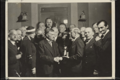 Wreczenie-nagrody-literackiej-im.-Leona-Reynela-Adamowi-Grzymale-Siedleckiemu-za-sztuke-Czwarty-do-brydza-1934_1