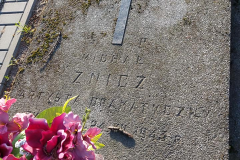 Nagrobek aktora Michała Znicza (kwatera O) cmentarza na Żbikowie. Grób został zlikwidowany podczas pandemii Covid-19 (2020–2022).