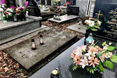 Nagrobek aktora Michała Znicza (kwatera O) cmentarza na Żbikowie. Grób został zlikwidowany podczas pandemii Covid-19 (2020–2022). / fot. Ewa Bratosiewicz (kwiecień 2024)