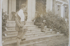 Bogusław Magiera i Tom Łącki na schodach pałacu w Pluskowęsach