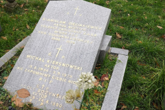 grób Stanisława Zięciakiewicza w kwaterze aktorskiej na cmentarzu w North Sheen w Anglii / źródło: niebieskaeskadra.pl