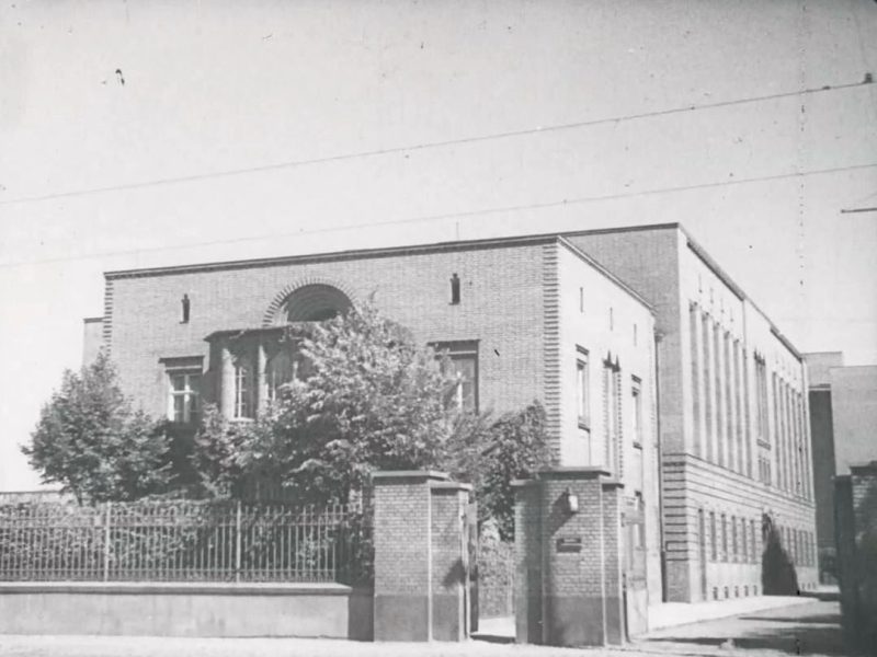 Warszawa, ul. 6-go Sierpnia 50 (Dziewczyna szuka miłości)