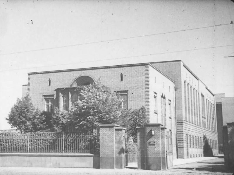 Warszawa, ul. 6-go Sierpnia 50 (Dziewczyna szuka miłości)