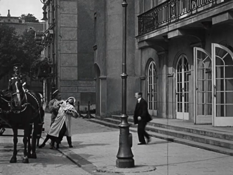 Warszawa, ul. Karasia 2 (Bestia)