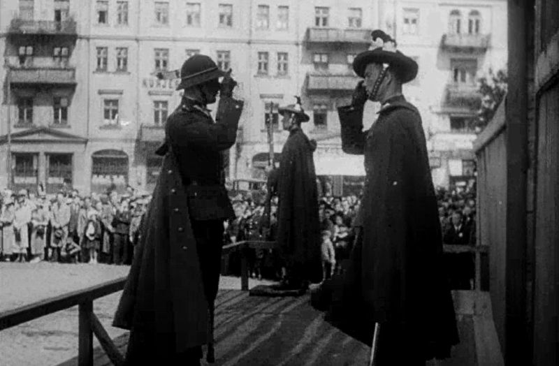 Zmiana warty głównej przed Komendą Miasta w Warszawie