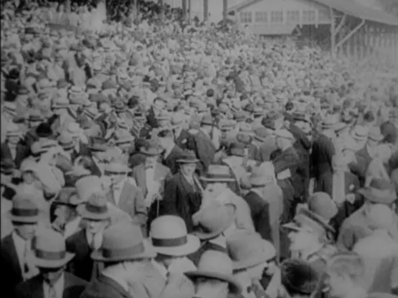 Warszawa, Pole Mokotowskie, hipodrom (Mocny człowiek)