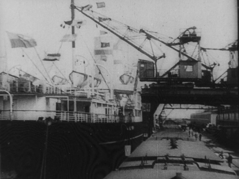 Gdynia, ul. Polska, Dworzec Morski (Judel gra na skrzypcach)