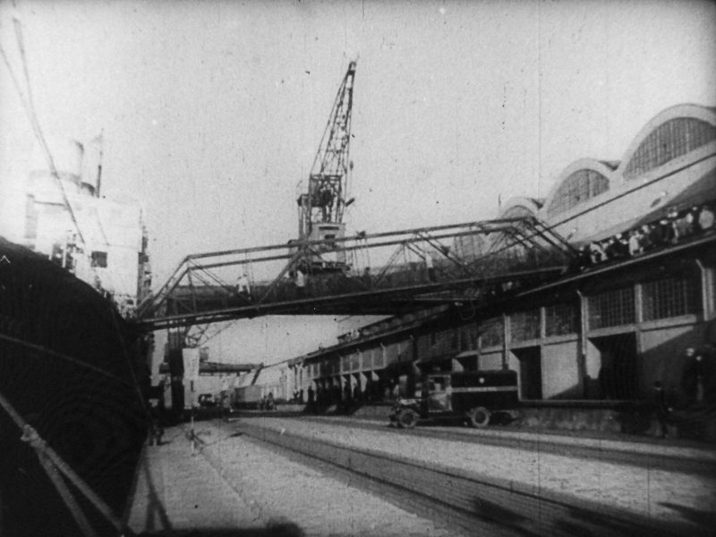 Gdynia, ul. Polska, Dworzec Morski (Judel gra na skrzypcach)