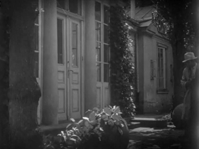 Warszawa, al. Na Skarpie 20/26 (Mocny człowiek)