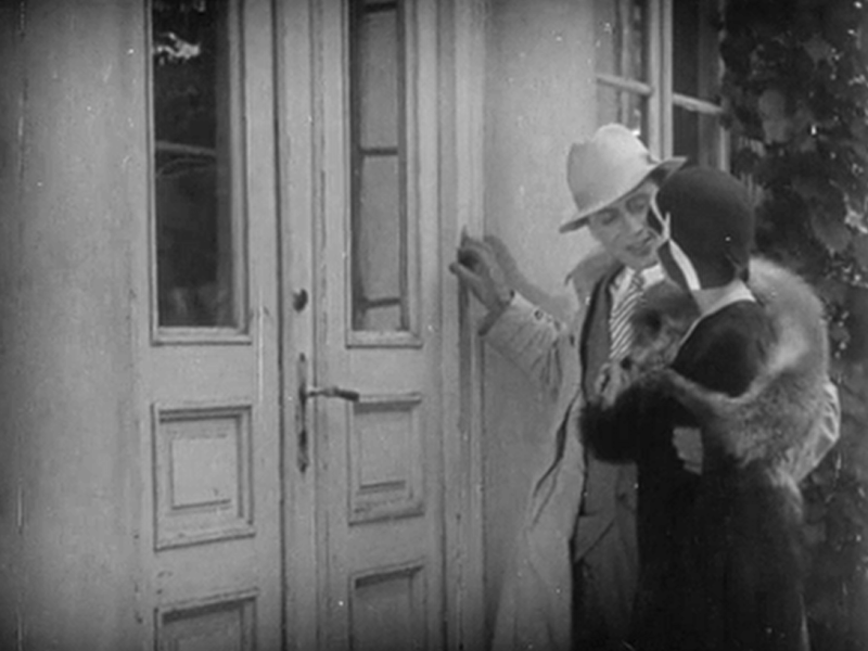 Warszawa, al. Na Skarpie 20/26 (Mocny człowiek)