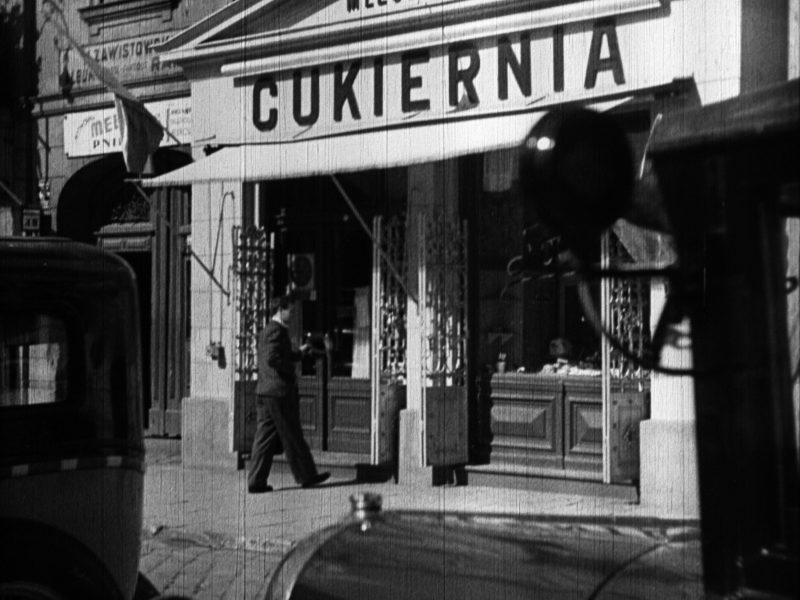 Warszawa, ul. Krakowskie Przedmieście 40 (Fredek uszczęśliwia świat)