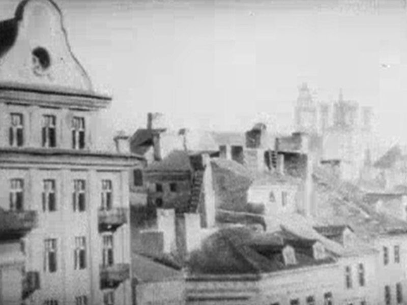 Warszawa, pl. Zamkowy 3/5 (Serce matki)