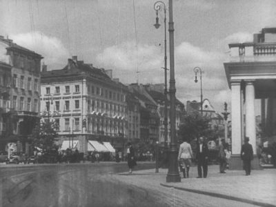 Warszawa, ul. Krakowskie Przedmieście (Judel gra na skrzypcach)