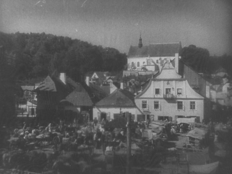 Kazimierz Dolny, Rynek (Judel gra na skrzypcach)