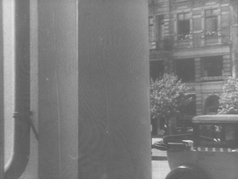 Warszawa, ul. Krakowskie Przedmieście (Judel gra na skrzypcach)