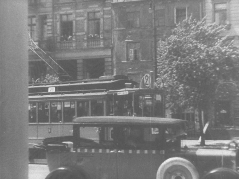 Warszawa, ul. Krakowskie Przedmieście (Judel gra na skrzypcach)