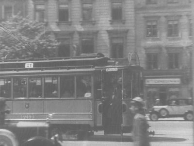 Warszawa, ul. Krakowskie Przedmieście (Judel gra na skrzypcach)