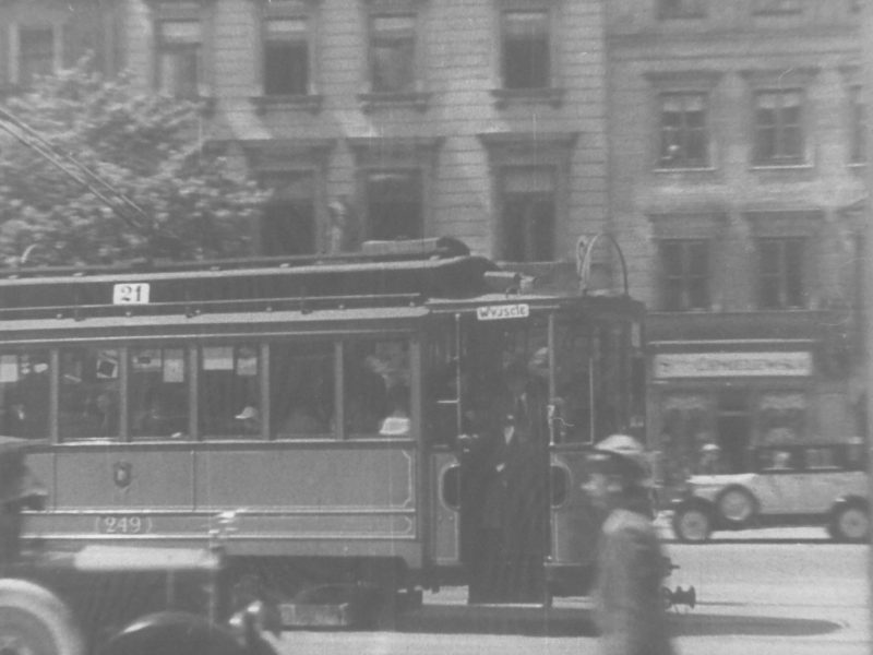 Warszawa, ul. Krakowskie Przedmieście (Judel gra na skrzypcach)