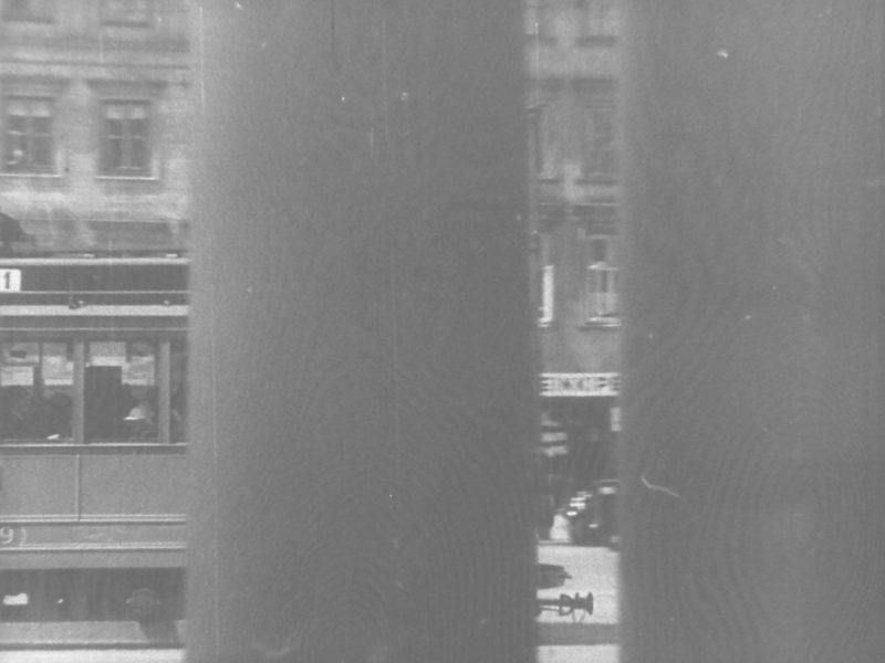 Warszawa, ul. Krakowskie Przedmieście (Judel gra na skrzypcach)