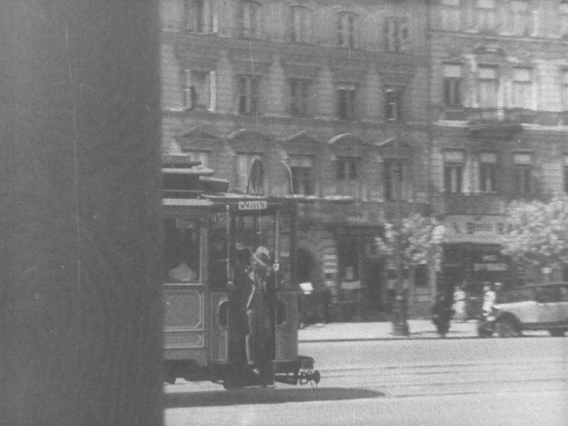 Warszawa, ul. Krakowskie Przedmieście (Judel gra na skrzypcach)