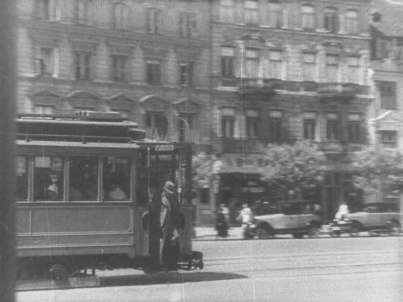 Warszawa, ul. Krakowskie Przedmieście (Judel gra na skrzypcach)