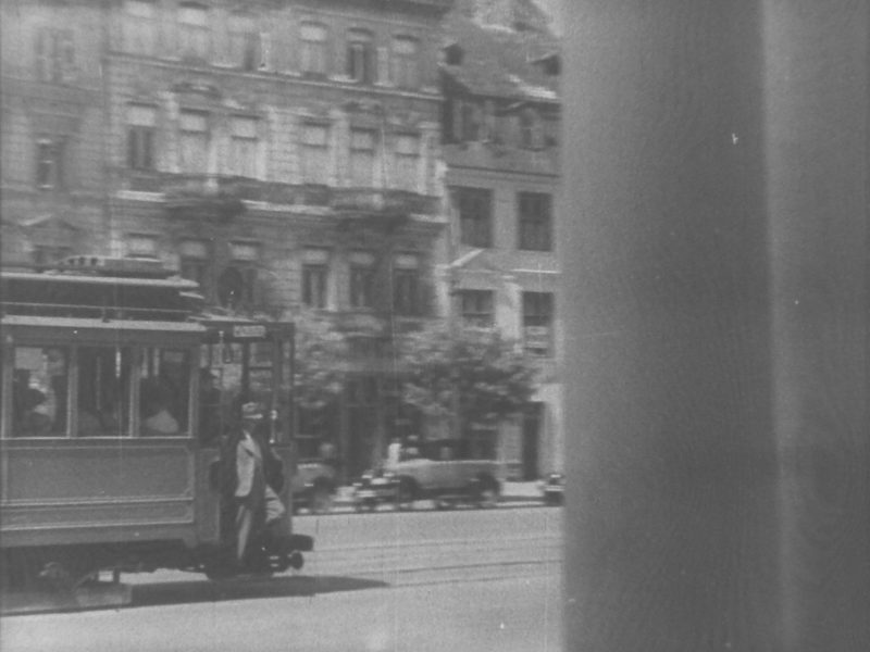 Warszawa, ul. Krakowskie Przedmieście (Judel gra na skrzypcach)