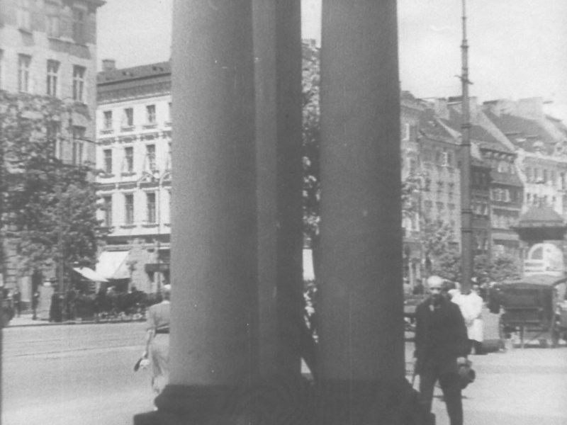 Warszawa, ul. Krakowskie Przedmieście (Judel gra na skrzypcach)