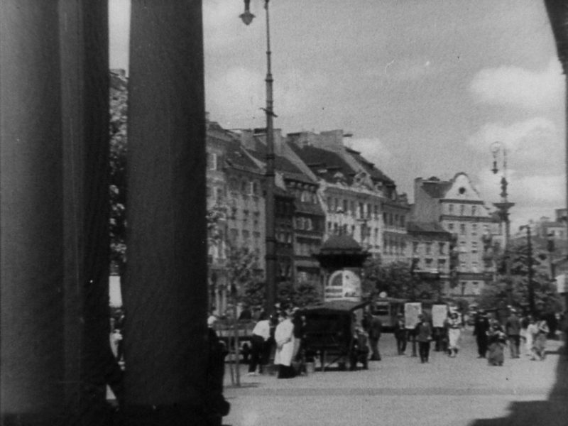 Warszawa, ul. Krakowskie Przedmieście (Judel gra na skrzypcach)