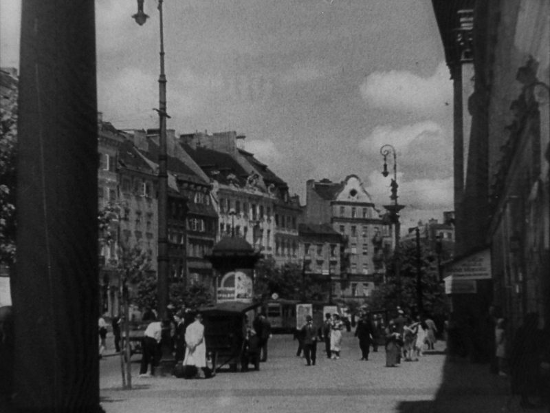 Warszawa, ul. Krakowskie Przedmieście (Judel gra na skrzypcach)