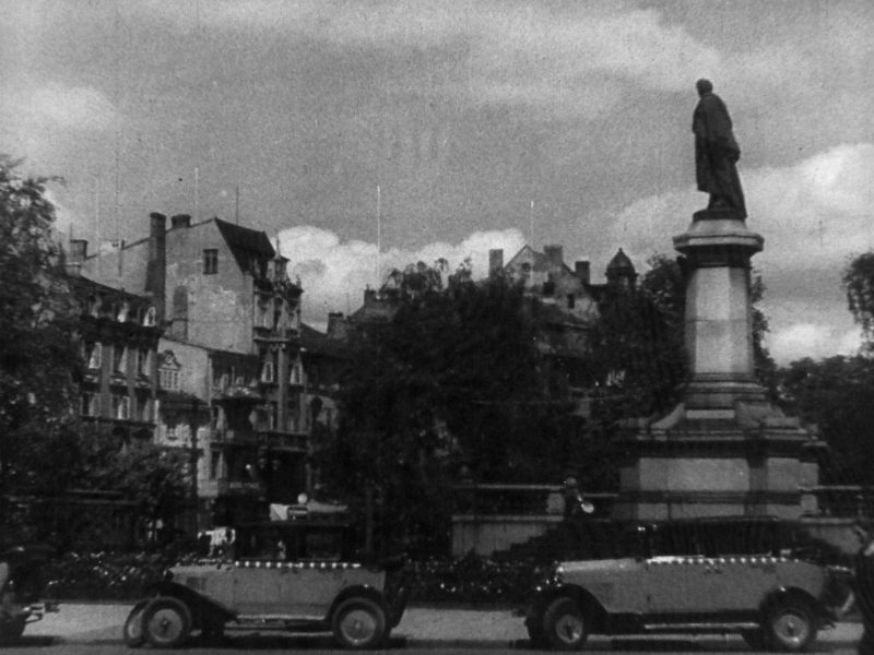 Warszawa, ul. Krakowskie Przedmieście, pomnik Mickiewicza (Judel gra na skrzypcach)