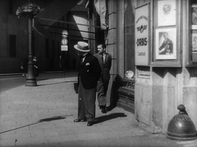 Warszawa, ul. Ossolińskich 8 (Áll a bál)