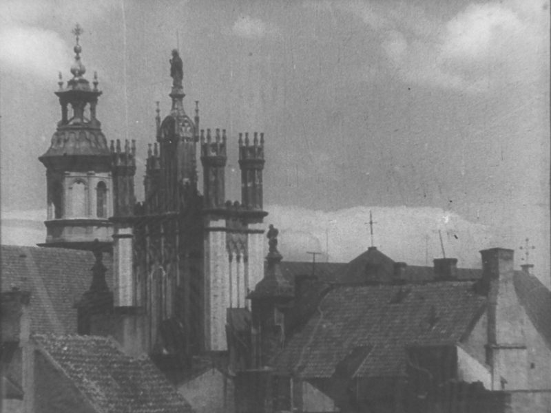 Warszawa, ul. Świętojańska, katedra (Judel gra na skrzypcach)