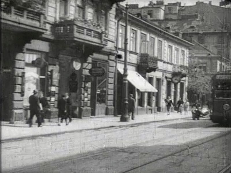 Warszawa, ul. Nowy Świat 22 (Szpieg w masce)