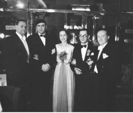 Lata 30. Grupa uczestników balu. Widoczni od lewej: reżyser Józef Lejtes (2. z lewej), malarka Gena Galewska, autor tekstów piosenek Emanuel Schlechter i producent filmowy Norbert Tarler. / źródło: NAC