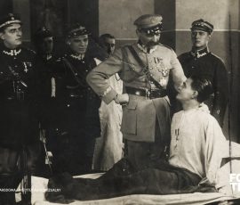 Adolf Dymsza (siedzi), Jerzy Jabłoński Jerzy (w jasnym mundurze jako Piłsudski), Henryk Rydzewski (drugi z lewej) / źródło: FOTOTEKA